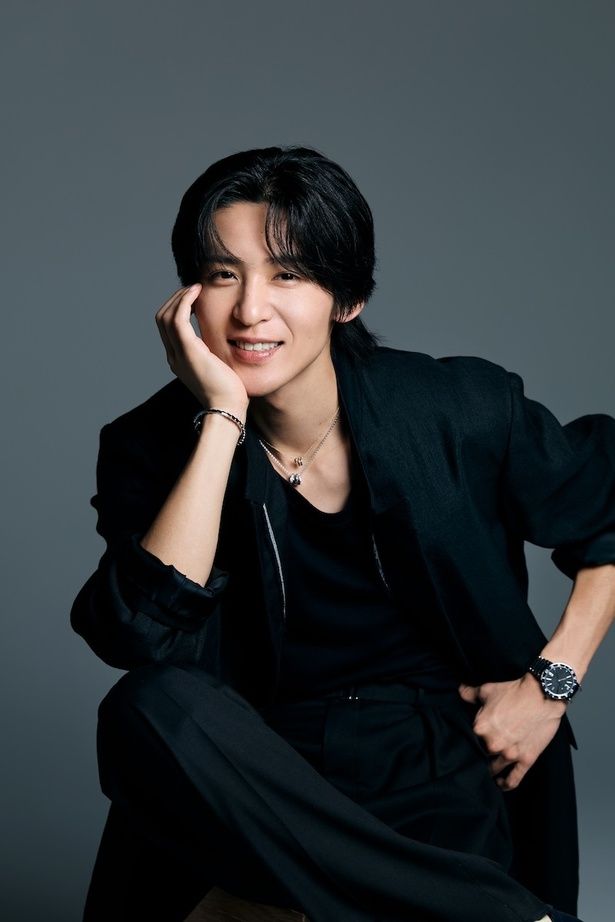 【写真を見る】「新しい自分とこれまでにない自信に出会えた」という目黒蓮。輝く笑顔を撮り下ろし！ 撮影/河内彩 ヘアメイク/宮川朋子(est un) スタイリスト/金順華