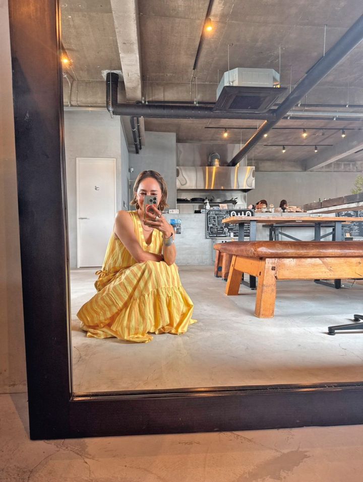 神戸のシーサイドカフェにて。お気に入りのワンピーススタイルで ティータイム。