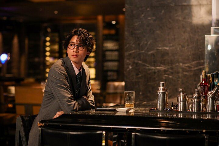 【写真・画像】夫の抗がん剤治療初日にバーで密会キス!? 不倫を楽しむ美人妻に思わぬ目撃者が…『余命3ヶ月のサレ夫』第1話 2枚目