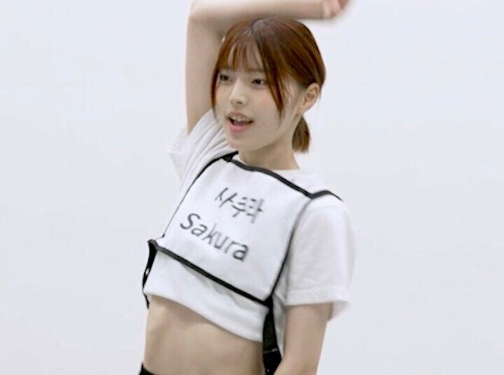 可愛すぎる15歳練習生、脚を180度に開き…大胆開脚の大技に苦戦