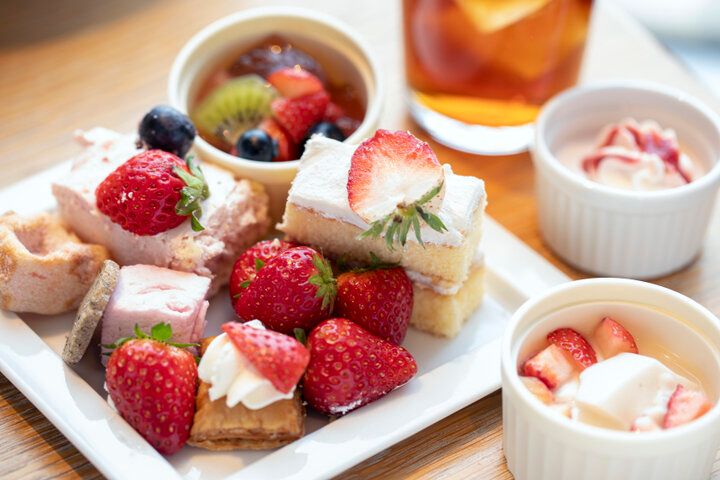 5月末まで♪いちごデザートビュッフェとサラダバー付きランチが人気の「AWkitchen TOKYO 新丸ビル店」