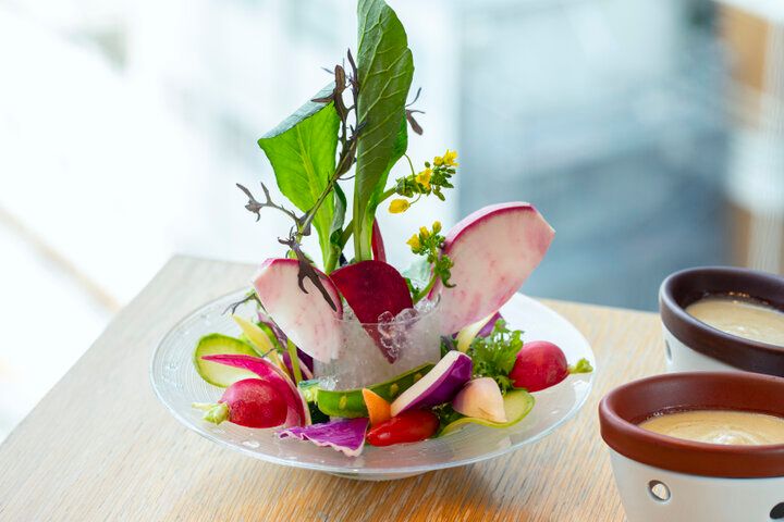 5月末まで♪いちごデザートビュッフェとサラダバー付きランチが人気の「AWkitchen TOKYO 新丸ビル店」