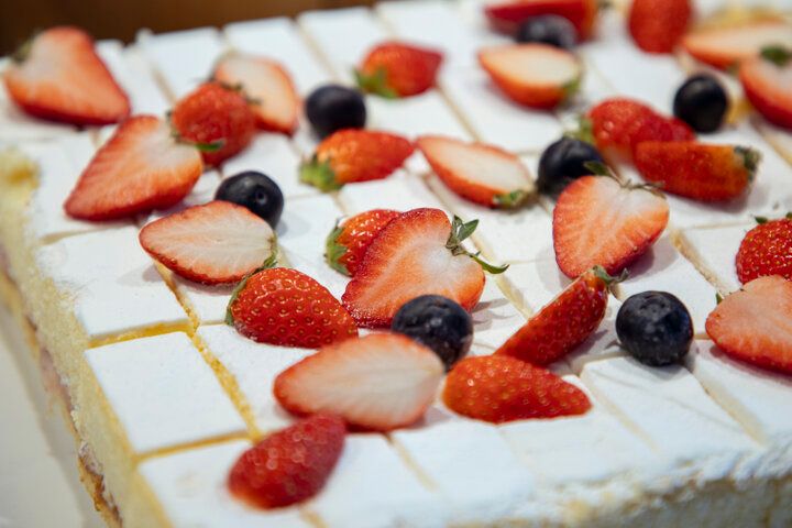 5月末まで♪いちごデザートビュッフェとサラダバー付きランチが人気の「AWkitchen TOKYO 新丸ビル店」