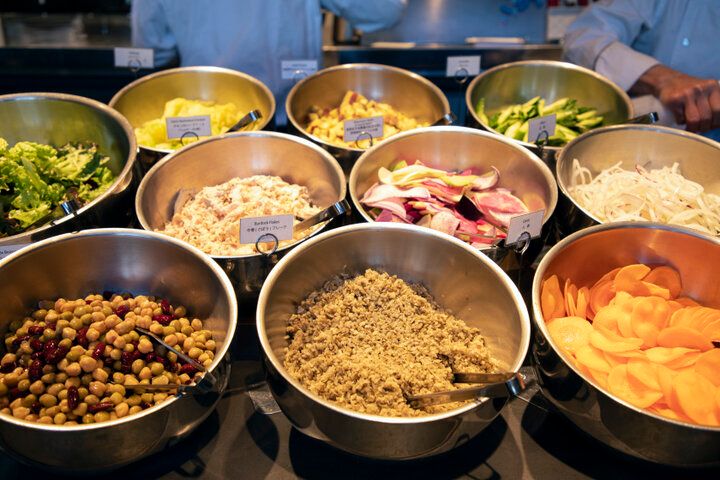 5月末まで♪いちごデザートビュッフェとサラダバー付きランチが人気の「AWkitchen TOKYO 新丸ビル店」