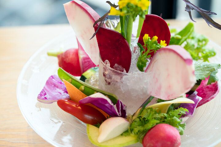 5月末まで♪いちごデザートビュッフェとサラダバー付きランチが人気の「AWkitchen TOKYO 新丸ビル店」