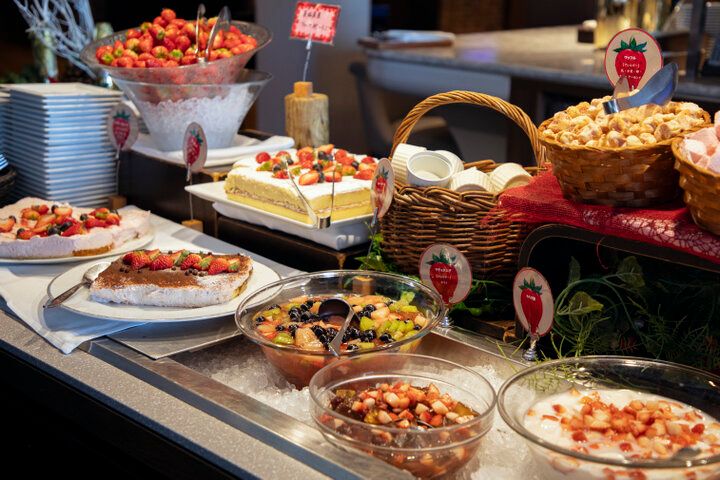 5月末まで♪いちごデザートビュッフェとサラダバー付きランチが人気の「AWkitchen TOKYO 新丸ビル店」