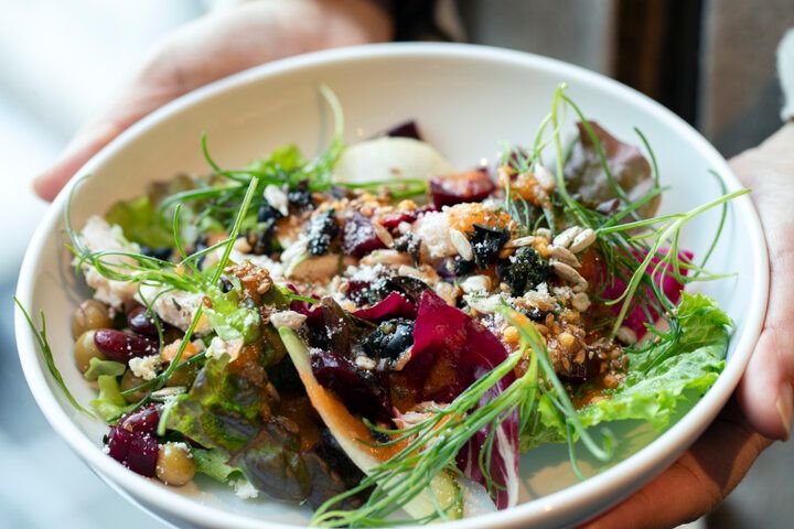 5月末まで♪いちごデザートビュッフェとサラダバー付きランチが人気の「AWkitchen TOKYO 新丸ビル店」