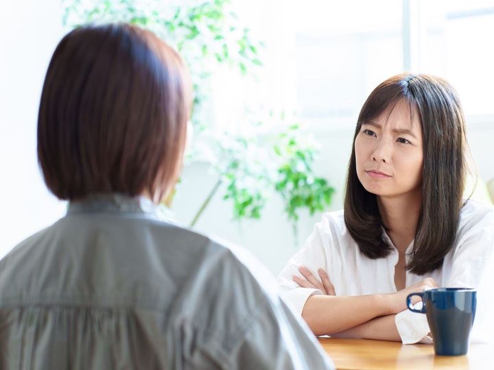 【精神科医が回答】それまで元気だった家族がうつ病になると、「気持ちの問題では？」と感じてしまうかもしれません。しかし、うつ病の本質を誤解すると、回復を妨げてしまいます。理解しておきたい関わり方のポイントを解説します。（※画像：Shutterstock.com）