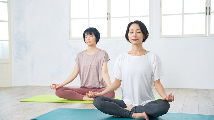 ジムで運動する女性