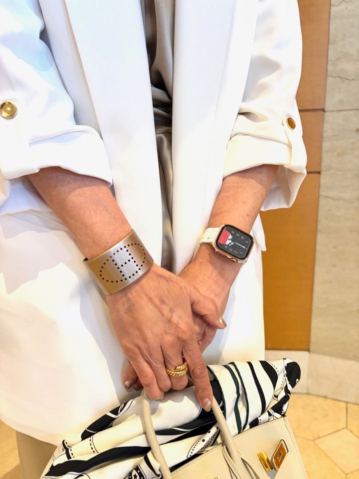 バングルはエルメス、リングはブルガリ