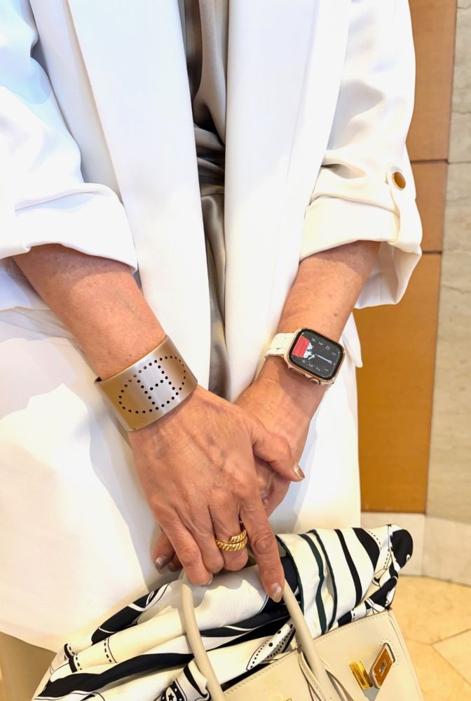 バングルはエルメス、リングはブルガリ