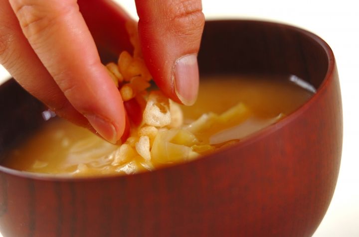 キャベツと天かすのみそ汁の作り方2