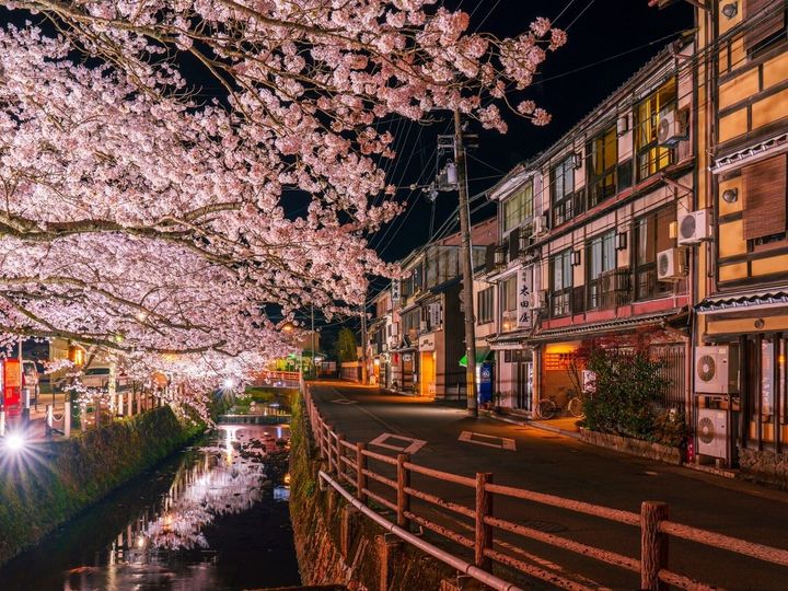 All About ニュース編集部が全国250人を対象に実施した「温泉地」に関するアンケートの調査結果から、グルメも楽しめると思う「兵庫県の温泉地」ランキングを発表！ 2位「城崎温泉」を抑えた1位は？