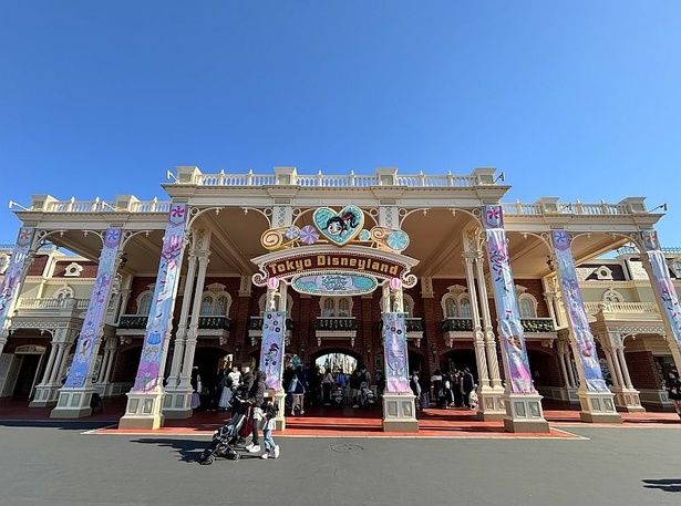 エントランス周辺のデコレーション。ワールドバザール入り口にもさまざまなお菓子のデコレーションが施されている