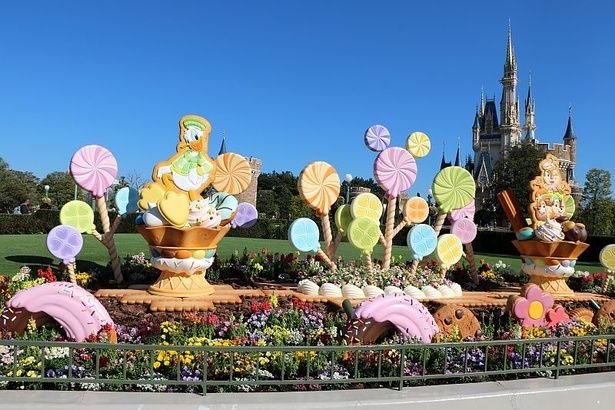 シンデレラ城前プラザのドナルドダックたちのデコレーション