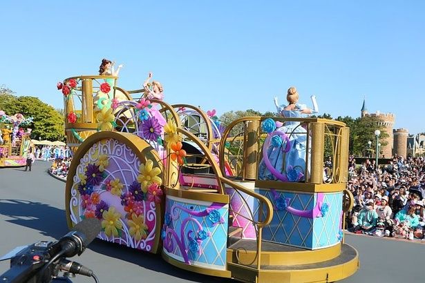 シンデレラやラプンツェル、ベルやアリスも登場