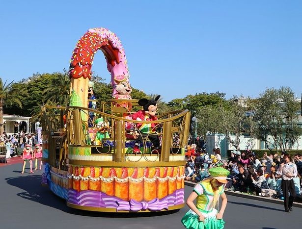 ミッキーマウスは、ドナルドダックやクラリスたちと登場する