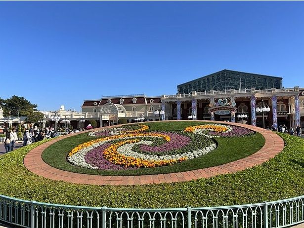 “ミッキー花壇”はキャンディーをイメージしたデザインに