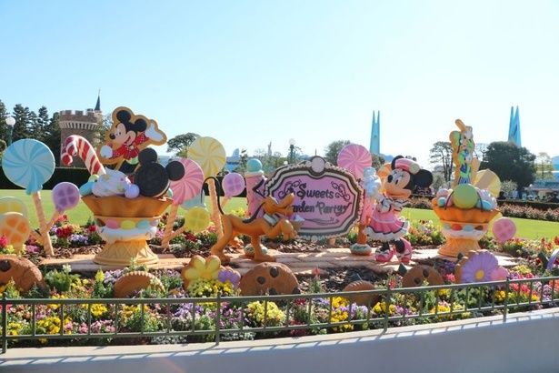 シンデレラ城前プラザのミッキーマウスたちのデコレーション