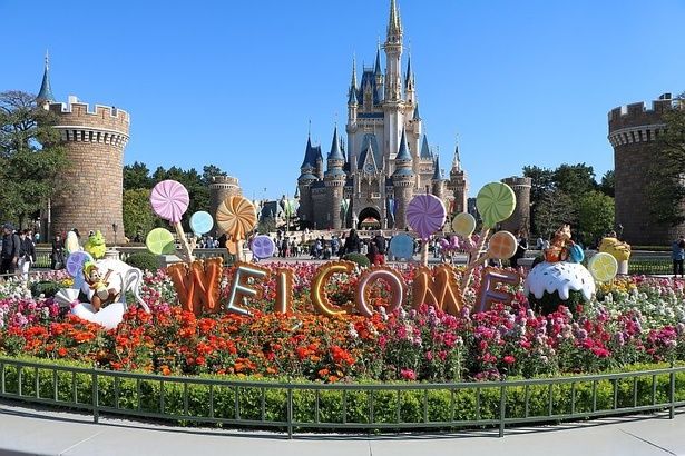 パークは、ヴァネロペやディズニーの仲間たちが楽しむカラフルで甘いスイーツの世界に様変わり