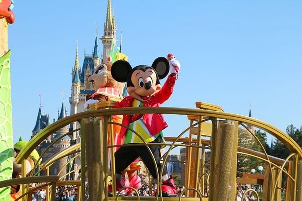 ミッキーマウスは「スウィーツ・パラダイス・バンド」のフロートに乗って登場！