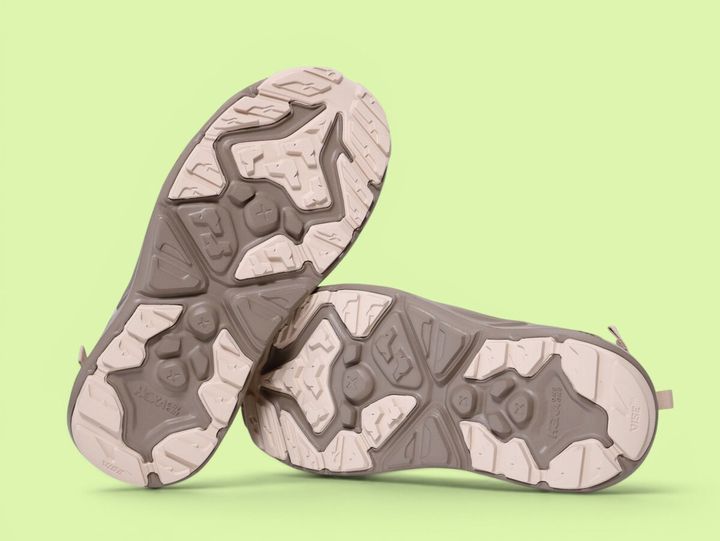 スニーカーとサンダルの“いいとこ取り”なハイブリッドシューズ3選！ 「キミはどっち!?」なルックスに宿る、ホカ、ミズノ、キーンの圧倒的な機能美