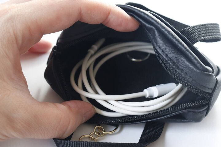 ミニスクールバッグ風チャームポーチ ケーブル収納