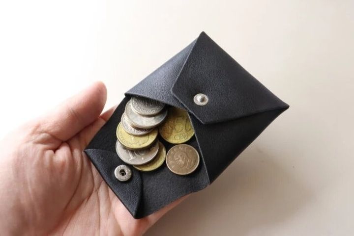 ダイソーのコインケース ベーシックはフラップ付きで小銭を取り出しやすい