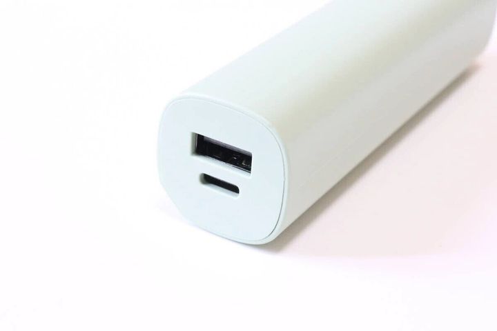 ダイソーのモバイルバッテリー ライトミントグリーンのUSB Type-CとType-Aの充電ポート