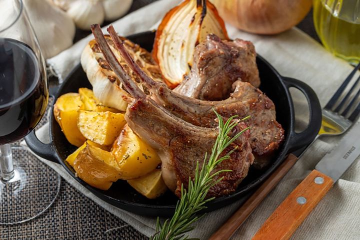 子羊（ラム）の骨付きロース肉「ラムチョップ」。塩コショウ、ハーブでグリルするとおいしいです。