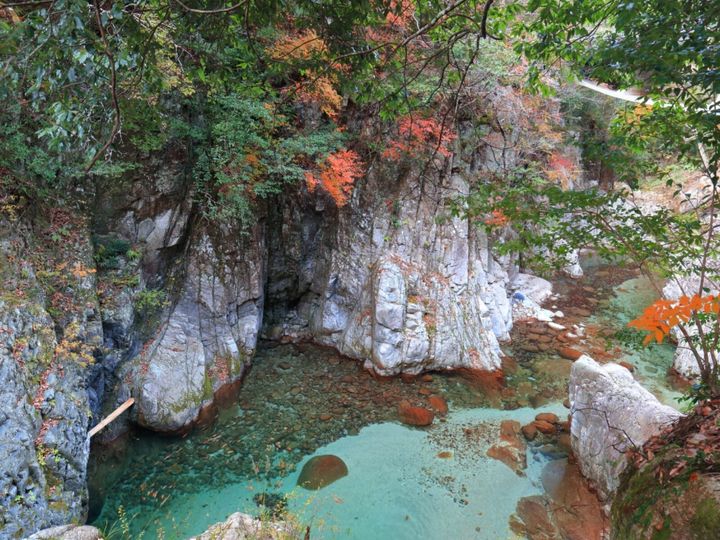 愛媛県今治市の奥道後玉川県立自然公園に位置する鈍川温泉。奈良時代から続く歴史ある名湯です。pH9.9を誇るとろとろの泉質は、「美人の湯」として親しまれています。渓谷の絶景と山里の幸を楽しめる注目の癒やしスポットです。