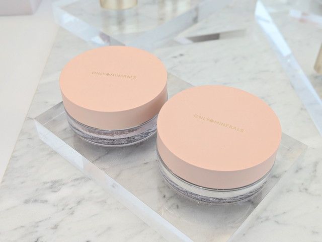 オンリーミネラル ミネラルクリアグロウフェイスパウダーN 2個並べ
