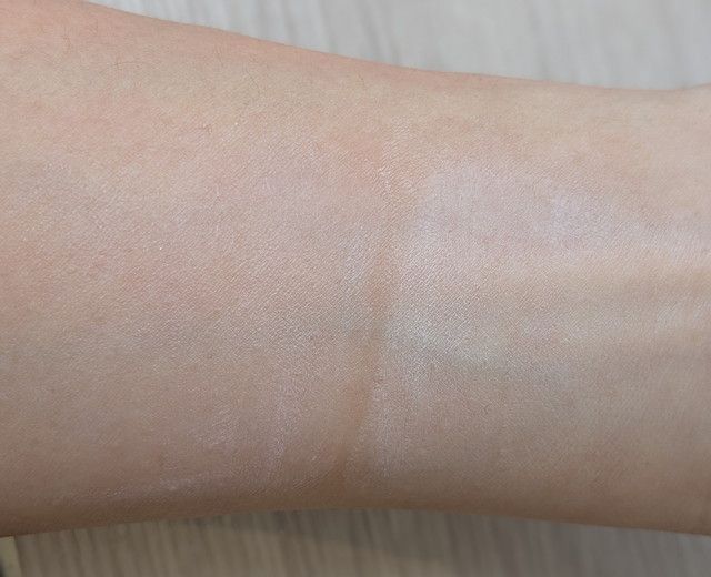 ミネラルシームレススキンベース 肌なじみスウォッチ