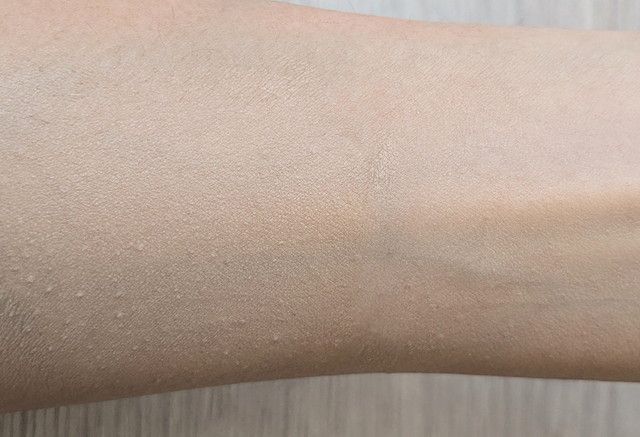 ミネラルエッセンスBBクリームN 2色のスウォッチ