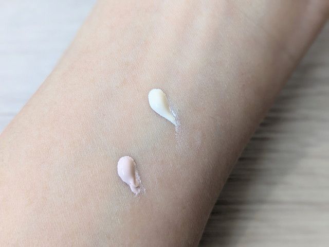 ミネラルシームレススキンベース 01ホワイトベージュ・02ピンクベージュのスウォッチ