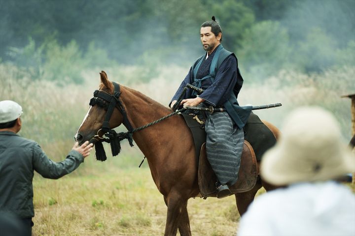 本木雅弘主演×黒沢清監督『黒牢城』、豪華キャストが“新しい時代劇映画の古典”に挑んだ舞台裏に迫る！【撮影現場レポート】 width=