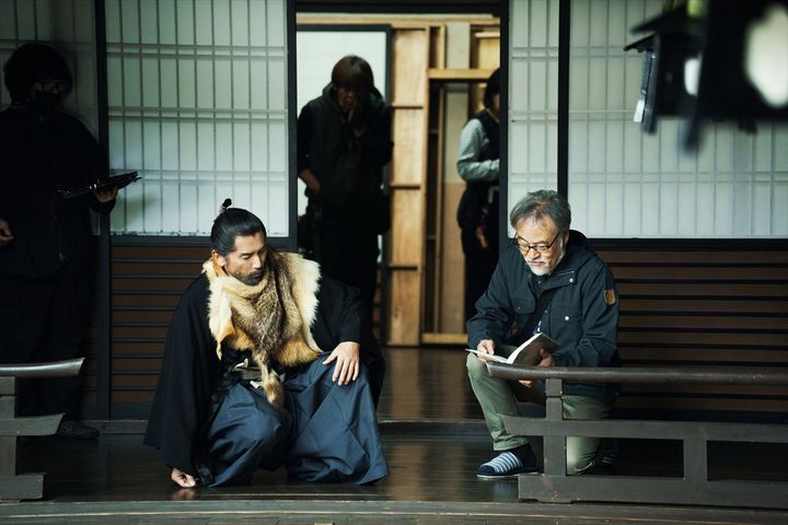 本木雅弘主演×黒沢清監督『黒牢城』、豪華キャストが“新しい時代劇映画の古典”に挑んだ舞台裏に迫る！【撮影現場レポート】 width=