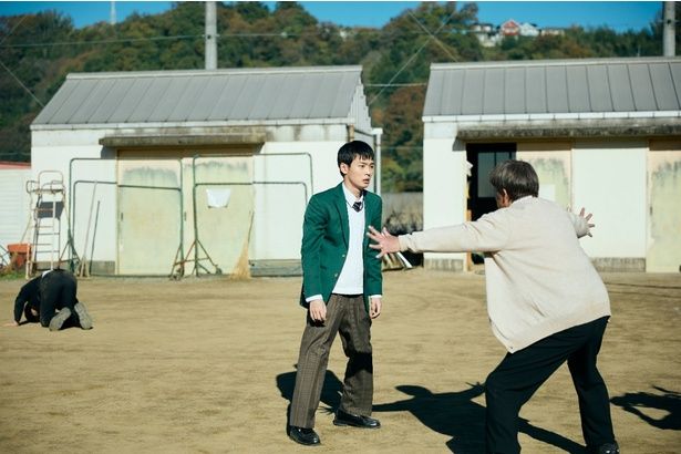 【写真を見る】青木柚演じる優の揺るがぬ意志が滲む場面写真が解禁 [c]2026映画「NEW GROUP」製作委員会