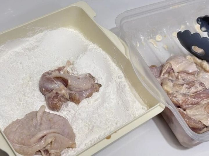 ダイソーのからあげ職人は少ない粉でまんべんなくつけられる