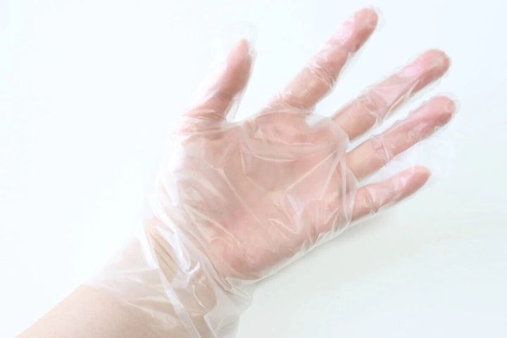 ダイソーのはずれにくいポリエチレン手袋を手に装着した状態