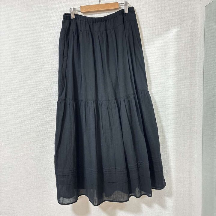 ユニクロ ティアードマキシスカート ブラック 後ろ姿 シルエット