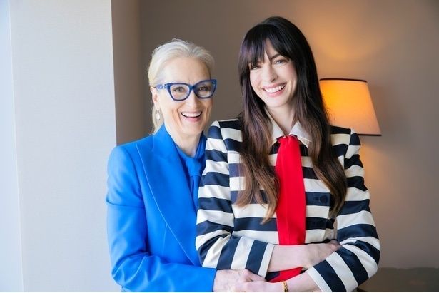  【写真を見る】『プラダを着た悪魔２』でそろって来日！メリル・ストリープ＆アン・ハサウェイに突撃インタビュー [c] 2026 20th Century Studios. All Rights Reserved.