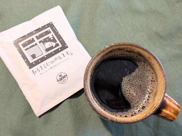 P-BERRYコーヒーとカップに注いだ様子