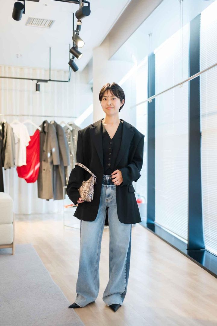 画像: ジャケット￥29,999、ジレ￥12,999、パンツ￥12,999、バッグ￥14,999 その他／本人私物 出典：H＆M