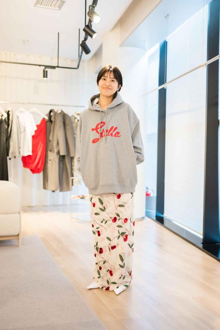 画像: フーディ￥7,999、ドレス￥29,999、パンプス￥24,999 出典：H＆M