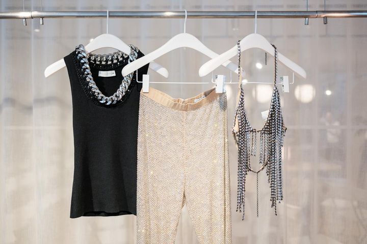 画像: （左から）タンクトップ￥16,999、パンツ￥16,999、ブラ￥24,999 出典：H＆M