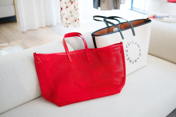 画像: 手前の赤いメッシュのバッグ￥12,999、奥のバッグ￥9,999 出典：H＆M