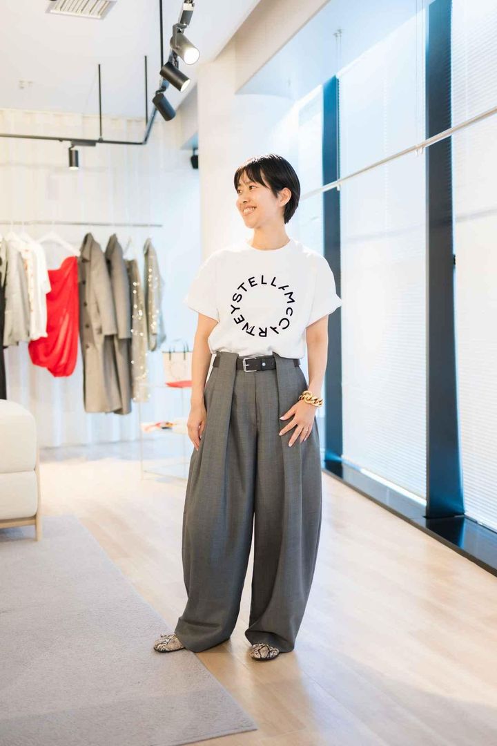 画像: Tシャツ￥4,999、パンツ￥16,999、ベルト￥7,999、ブレスレット￥9,999、シューズ￥12,999 出典：H＆M