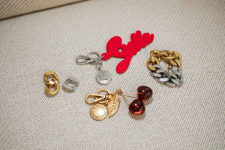 画像: （手前から時計回りに）チェリーモチーフのチャーム￥5,499、アシンメトリーデザインのピアス￥7,999、Stellaのチャーム￥3,999、ブレスレット￥9,999 出典：H＆M