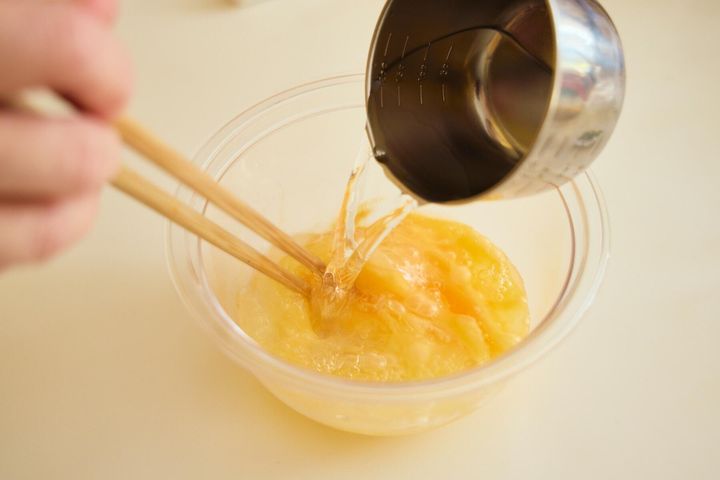卵に白だしと水を合わせる